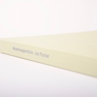 Prägung auf dem Rücken der Portfolio-Mappe